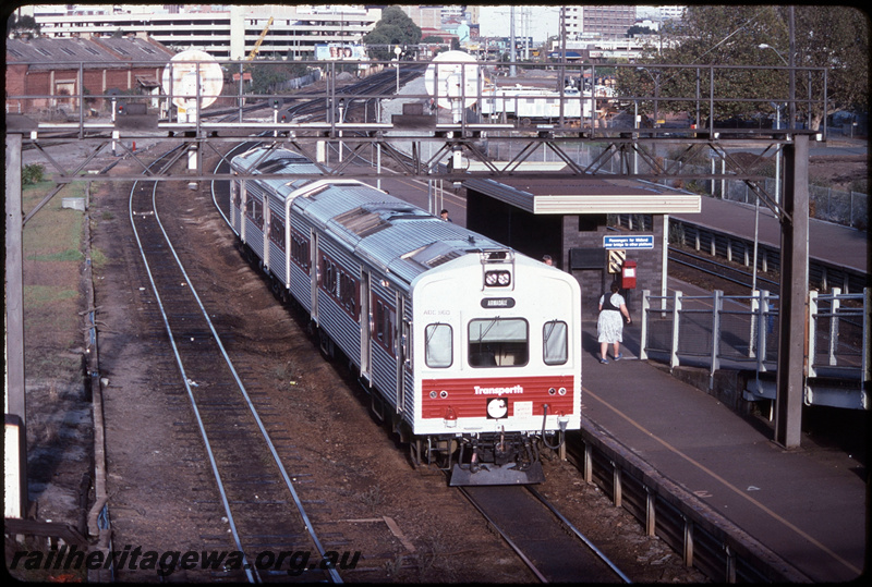 T08660
ADL Class 810 and ADC Class 860, Up suburban passenger service, first ADL/ADC painted with red and white front and first railcar to be modified for driver only operation (DOO), sign on front says 