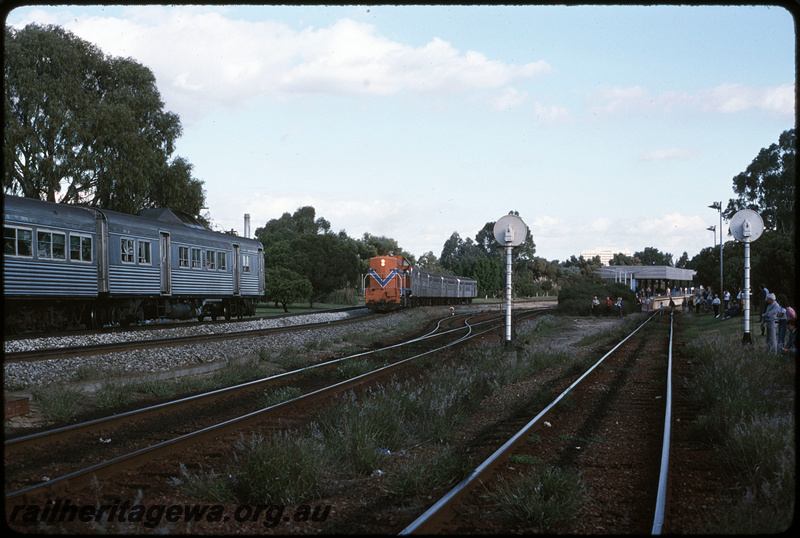 T08670
AB Class 1533, Down suburban passenger service, 5-car set of hired Queensland Railways (QR) SXV and SX Class carriages, ADK/ADB Class railcar set, Up suburban passenger service, searchlight signals, between East Perth and Mount Lawley, Perth Terminal, crowd awaiting arrival of NSWGR C3801 on the Bicentennial Train, ER line

